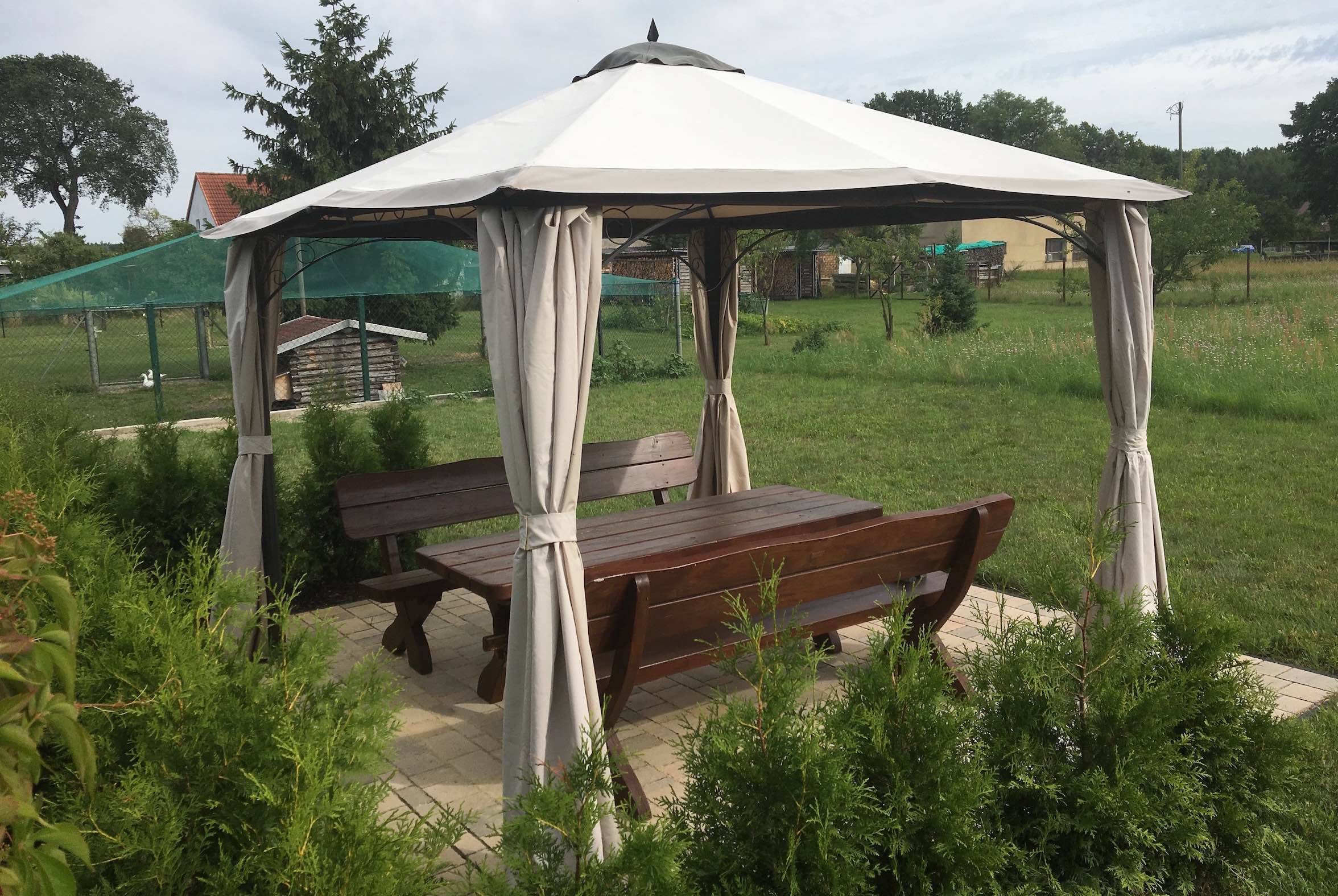 Sitzecke mit Pavilion am Feld